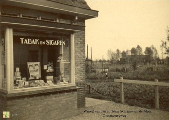 1073 Tabaks- winkel   
Rechts achter de bomen de melkfabriek van Venneman.
