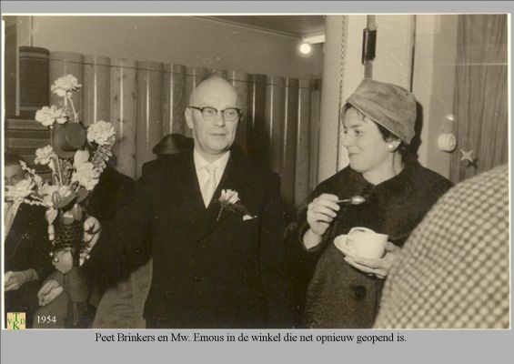 1954 In de winkel van Brinkers.
