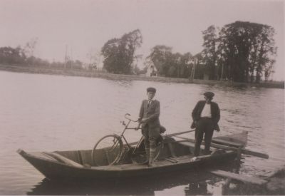 Met-roeiboot-als-pont
Klaas Bon ( rechts, zonder fiets )  op zijn overhaal.
Op de achtergrond Overdam, Nigtevecht
Trefwoorden: Vecht Nigtevecht Hinderdam