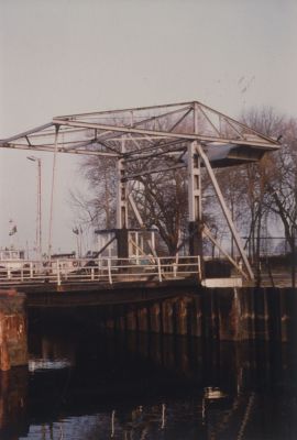 Ballast-brug
Ballast brug of zanderij sluis.
 In 1939 is hier vergunning aangevraagd voor het aanleggen van een sluis en het oprichten van een brug
 In 1942 is de vergunning verleend en in 1949 is de brug en Spiegelweg geopend

