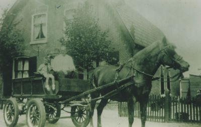 Paardenwagen
Jan Dubelaar met Wim Dubelaar jr. op de paardenwagen.
Overmeerseweg 123
