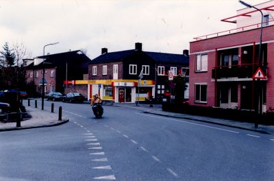 Kruidenierswinkel-Spar-hoek-Meidoornlaan
Hoek Meidoornlaan Meerhoekweg.
Supermarkt/Buurtwinkel Cees en Joke Vlaanderen.
Rechts op de foto de zojuist gebouwde Meidoornflat.
