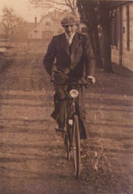 Fietsende-Jan
Jan v.d. Kemp op de fiets in Ankeveen
