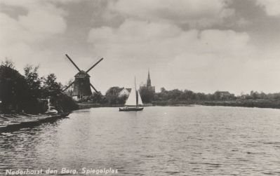 Panorama
Zicht op de Spiegelplas ,met op de achtergrond de Stichts Ankeveense molen en de R.K.Kerk.
De bootverhuur links was van de Dames Hoetmer.
