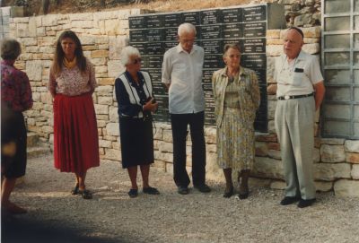 Onthulling-namen-bij-het-Jad-Vashem-museum
De familie van Paaschen en Snel hebben veel voor de Joodse onderduikers gedaan.
Hun namen zijn onthuld op de muur bij het Yad Vashem museum .
Yad Vashem betekent , Hand en naam.
