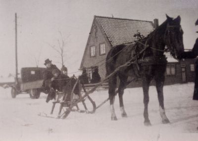 Met-paard-en-slee-in-de-sneeuw
Vroeger werden er des winters arreslee wedstrijden gehouden bij Venneman.
Op foto  Schoordijk met 2 kinderen.
