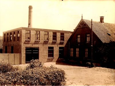 De-Vechtstroom
Wasserij de Vechtstroom opgericht in 1887, gesloten circa 1973.
Op de foto Dammerweg 80, circa 1930.

