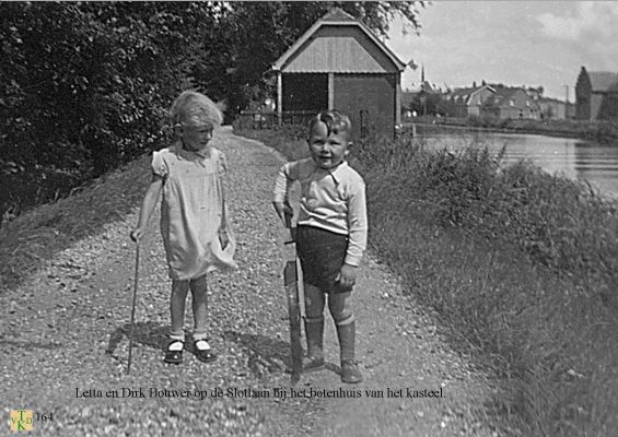 0164_Spelen_ bij het  _botenhuis
Botenhuis hoorde bij het Kasteel
