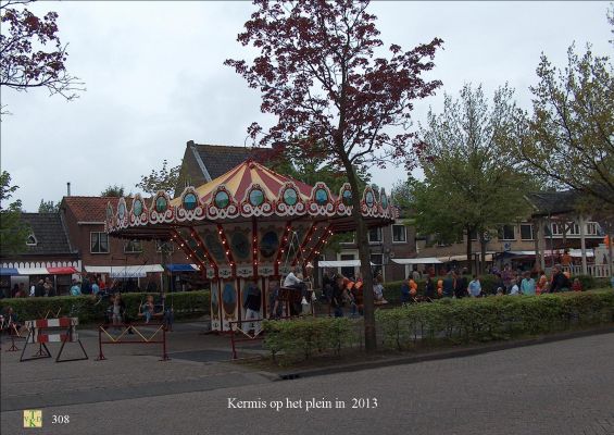 0308 Jaarmarkt op het plein.
