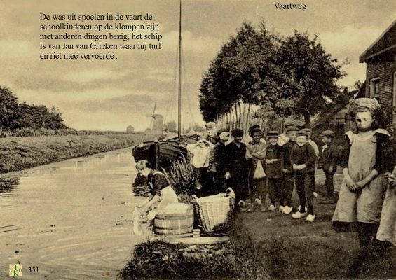 0351 De was uitspoelen in de vaart.
De boot is van J.v.Grieken waar die turf en riet mee vervoerden.
