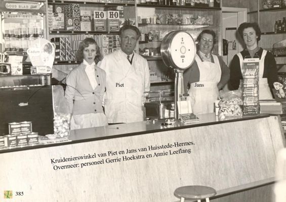 0385 Opening kruideniers winkel.
Middenweg-Meidoornlaan
