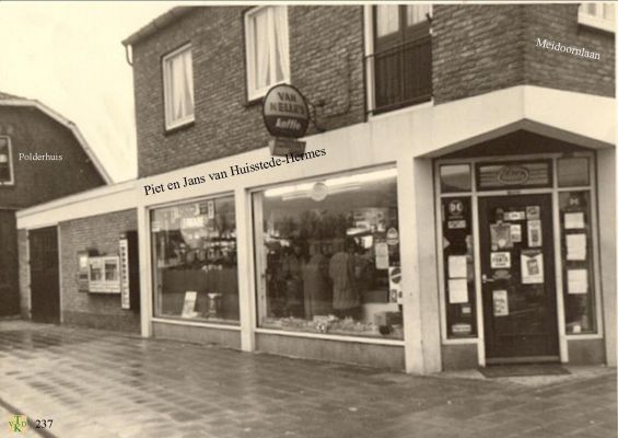 0237  Kruidenierswinkel. 
Middenweg-Meidoornlaan
