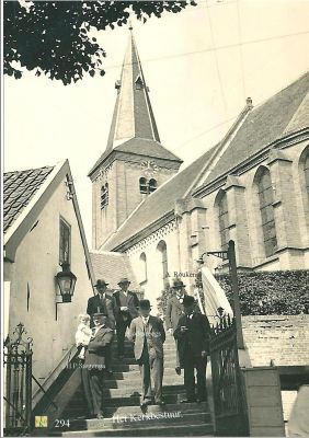 0294 Op de trap van de Willibrordkerk.
