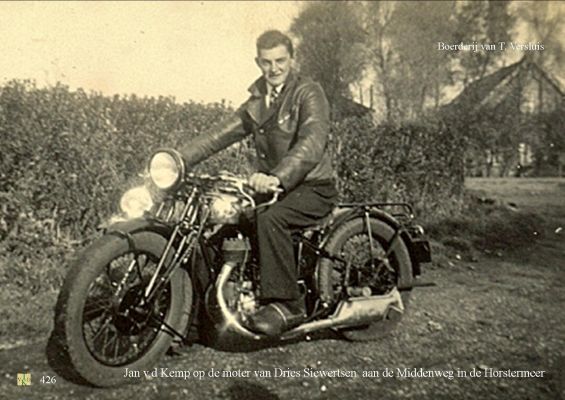 0426  
Op de motor van Dries Siewertsen. achter hem de boerderij van Teus Versluis.
