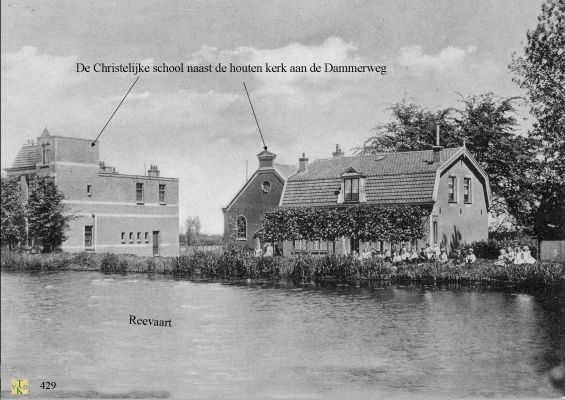 0429 Christelijke school naast de houten kerk. 
