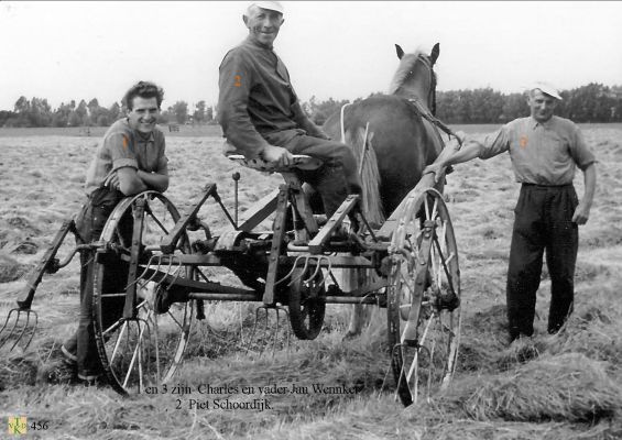 0456 Hooi schudden.
Met de door paard getrokken schutmachine.
