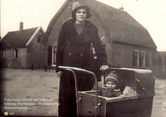 0507 In de kinderwagen. 
