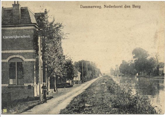 0527 Christelijken school. 
  Langs de onverhardeweg en de Reevaart.
