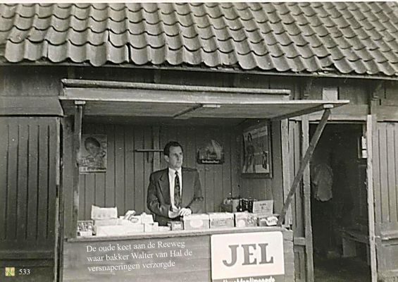 0533  In de kantine van V.B.O
Voetbal V.B.O.  Bakker v. Hal stond op zondag bij de voetbal met snoep.
