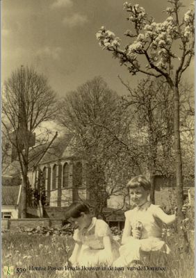 0539 In de tuin van de Dominee. 
 
