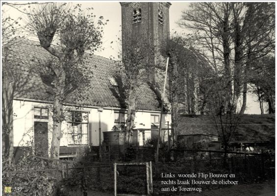 0549  Bij de hervormde kerk.
