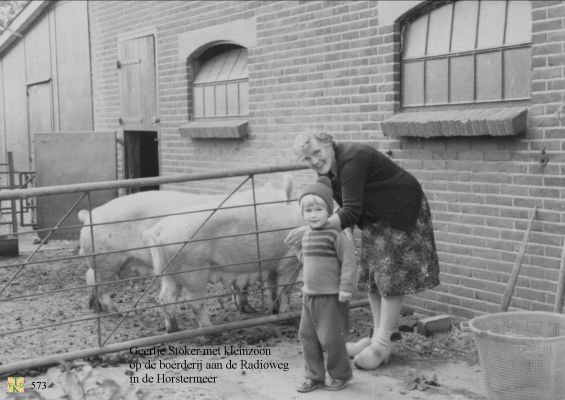 0573 Tussen de varkens.
