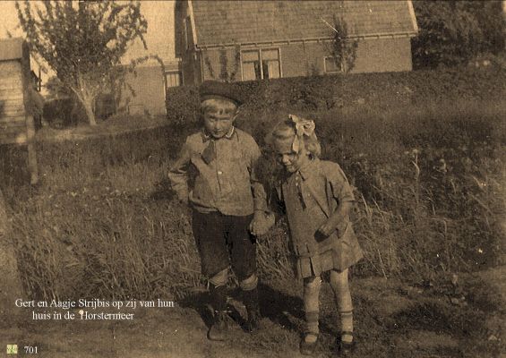 0701 Bij Strijbis op zij van hun huis in de Horstermeer.
