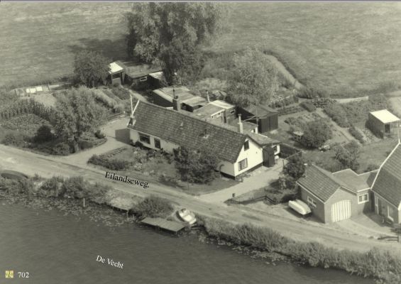 0702 Deze vier woningen zijn afgebroken.
 Woningen in vogelvlucht langs de Vecht.  
