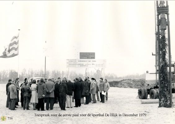 0716 Eerste paal sporthal.
 
