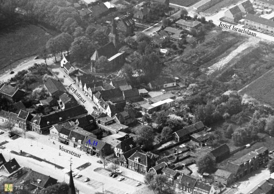 0774 Luchtfoto van het dorp. 
