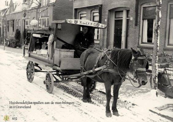 0832  Spullen aan de man brengen.
