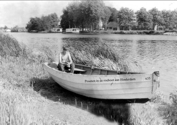 0635 Poseren in de roeiboot.
Aan de overkant ziet men de Hinderdam
