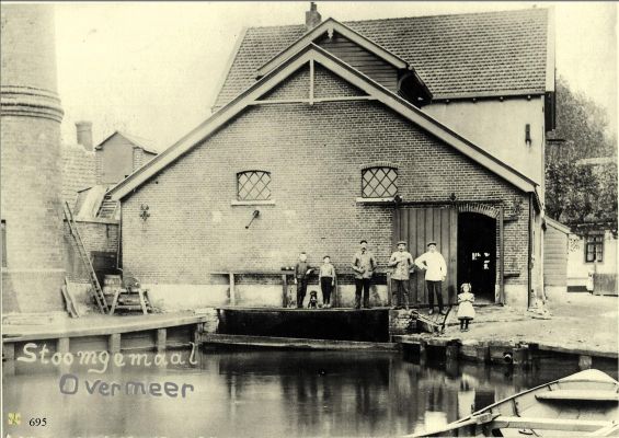 0695 Stoomgemaal met schoorsteen. 
  Rechts café G.v. d. Poel.
