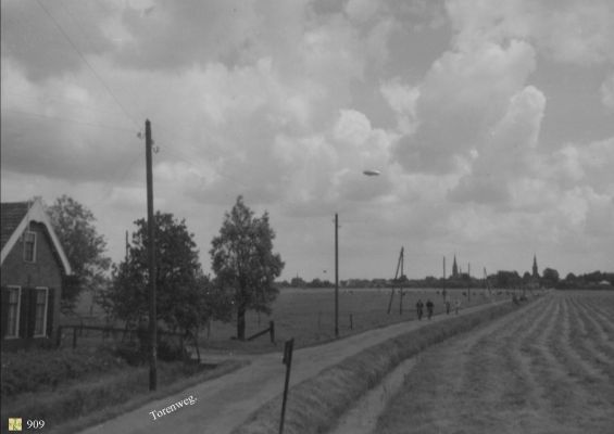 0909 Torenweg naar het dorp.
