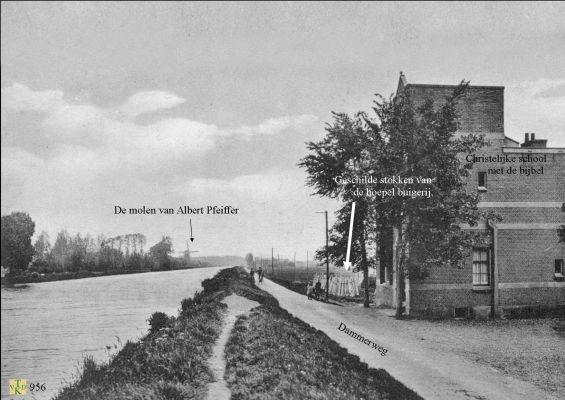 0956 Christelijken school. 
Daar achter wilgentenen van de hoepelbuigerij.
