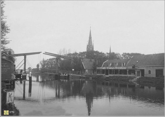 0979 Hart van het dorp. 
Rechts café en paard en koetsenstalling. 
