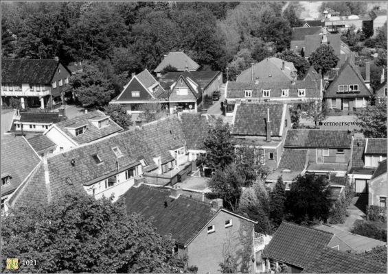 1021 luchtfoto hart van het dorp. 
 Overmeerseweg/Dammerweg/Brugstraat.
