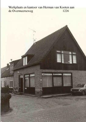 1226  Achter deze woning de werkplaats. 
Was de timmerloods van Herman v.Kooten.
