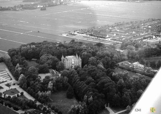 1241 luchtfoto kasteel. 
Rechtsboven De Hor en kuier.
