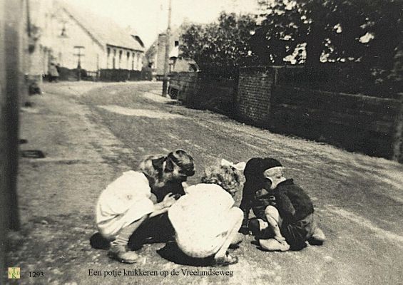 1293 Knikkeren op de weg.
