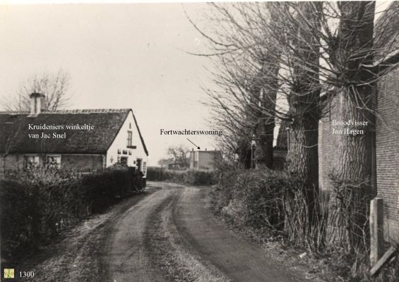 1300 Kruidenierswinkel.
 Met in het midden de Fortwachters woning.
