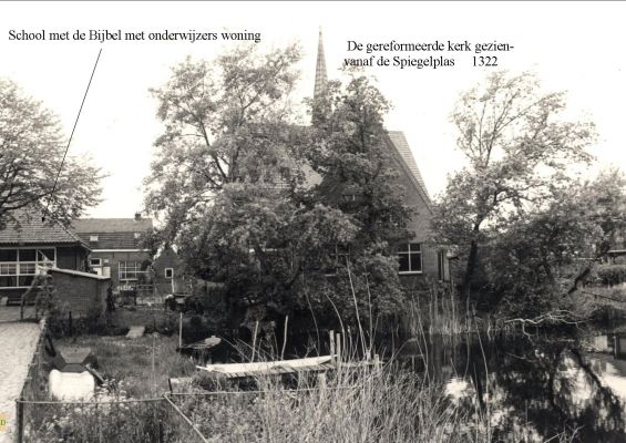 1322 School met de bijbel. 
  De achterkant van de Gereformeerde kerk.  
