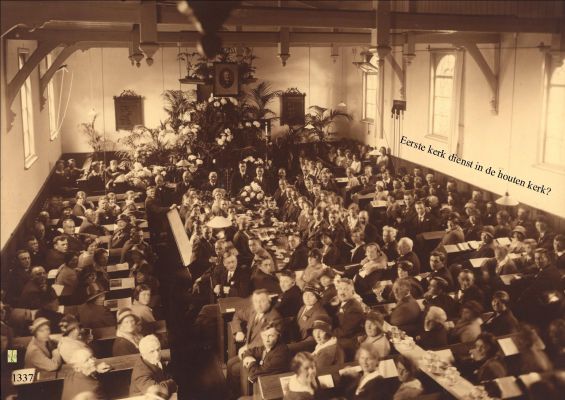 1337  Binnen in de houten Gereformeerde kerk.
   Eerste kerkdienst.
