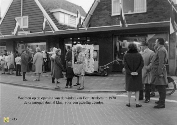 1435 Opening winkel van Brinkers. 
