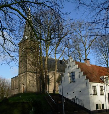 QR_0015 Willibrordkerk
Aan het eind van de 8ste eeuw stichtte Liudger de Willibrordkerk. De kerk is gebouwd op een zandheuvel. De 'berg' leverde ons dorp het tweede deel van zijn naam.
Van hieruit vond de kerstening van de noordelijke Vechtstreek plaats. In de 12de eeuw verrees een kerkje van tufsteen, waarvan de toren en het schip nog over zijn. Het gotische koor werd in de 14de eeuw gebouwd. In 1552 kwam er een aanbouw aan de noordkant. Hier is een deurlijst met inscriptie, waarover veel geleerden zich het hoofd gebroken hebben. Na de Reformatie kwam de kerk in gebruik bij de hervormden.
In 2007 vond een grootscheepse restauratie van het interieur plaats, die de kerk weer zo goed mogelijk in de oorspronkelijke staat bracht. N 52º 15.808’  O 5º 2.595’
Trefwoorden: QR