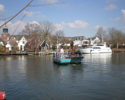 QR_0017-1 Pontveer Eilandseweg.
Rond het Eiland loopt de Eilandseweg over de dijk van de Vecht, langs mooie oude boerderijen. Heel vroeger heette de weg Ommendijk. Het Eiland dankt de naam aan de Reevaart. Toen rond 1630 de vaart gegraven werd om de grote bocht bij Nigtevecht af te snijden, werden de Horn en Kuijerpolder gescheiden van de rest van het dorp. Een brug verbond tot 1970 beide delen. De Vecht kan op de Eilandseweg per pontveer worden overgestoken naar Nigtevecht (voor voetgangers en fietsers). N 52º 16.301’  O 5º 1.776’
Trefwoorden: QR