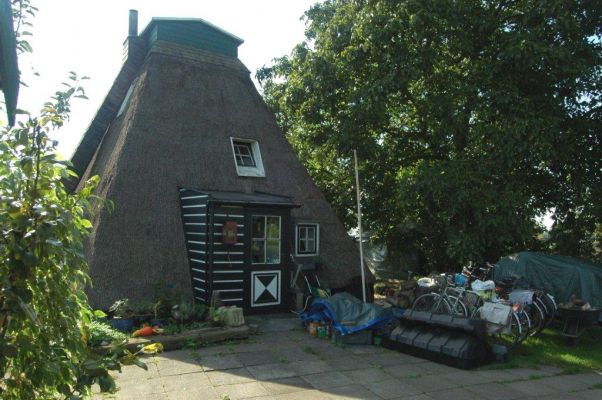 QR_0022 Prutmolen 2.
Deze wipwatermolen diende om het overtollige water van de Prutpolder in het Horstermeer te malen. Na de drooglegging (1882) was malen niet meer nodig. De molen raakte wieken, het bovenhuis en de maalinrichting kwijt en diende verder als woning. Langzamerhand raakte de molen in verval. In 1963 begon de familie Verheul een grootscheepse restauratie, waardoor de onderbouw van de molen behouden bleef. Enig herstel is nu weer hard nodig. Het schilderachtige plekje blijft gelukkig in stand.
N 52º 14.759’  O 5º 3.324’
Trefwoorden: QR