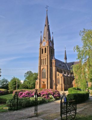 QR_007-1 Rooms Katholieke kerk
Na de Reformatie in de 16e eeuw trokken de katholieken van Nederhorst den Berg naar de gedoogde kerk in Ankeveen. In de Franse Tijd kwam er godsdienstvrijheid in Nederland. De katholieken bouwden toen in 1811 een eenvoudig kerkje aan de Voorstraat. In 1890 kon, dankzij vele grote en kleine giften, aan de Dammerweg een nieuw godshuis ingewijd worden. Architect Y. Bijvoets, een leerling van P.J.H. Cuypers, ontwierp een neogotische kerk, die de naam kreeg van H. Maria Hemelvaart. Na een grote restauratie rond 2000 staat de kerk er prachtig bij in een mooie omgeving.N 52º 15.883’  O 5º 2.777’
Trefwoorden: QR