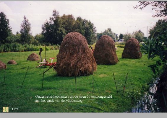 1572 Hooiruiters einde Middenweg 
Op de kruising Middenweg Stichts End naar Ankeveen.
