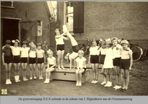 1600 Gym oefeningen in schuur.  
 De schuur was van J. Sligtenhorst.
